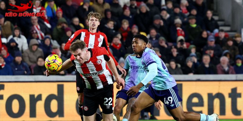 Brentford hoàn toàn lép vế trước gã hàng xóm khổng lồ