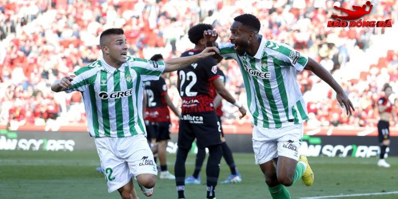 Lịch sử đang nghiêng hẳn về phía đội khách